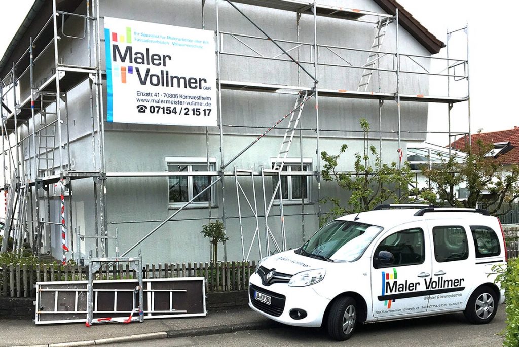 Baugerüst am Haus mit Auto davor.